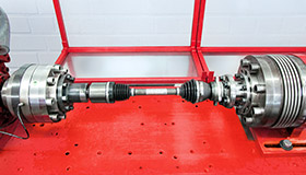 ATESTEO | Component testing torsion test set-ups on the torsion test bench: fatigue test. ATESTEO tests the tension of a fatigue drive shaft and the angle of rotation and torque.