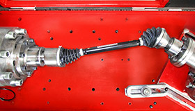ATESTEO | Component testing torsion test set-ups on the torsion test bench: strength test. ATESTEO tests the strength of a drive shaft under articulation, the dynamically surging application of a load and angle of rotation and of torque.